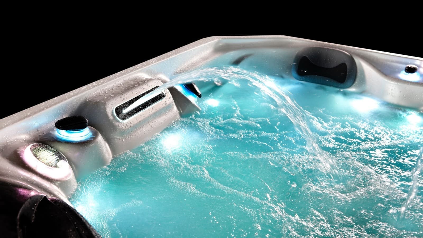 Steam and water jets in the outdoor spa pool